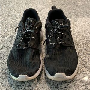 Nike black/white roshe run sneakers